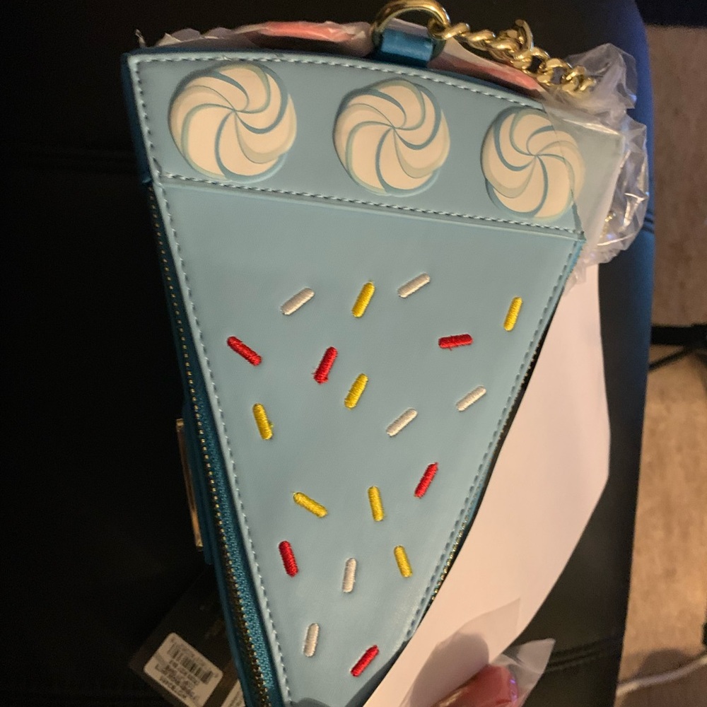 NWT Disney cosplay Snow White‎ Loungefly bag